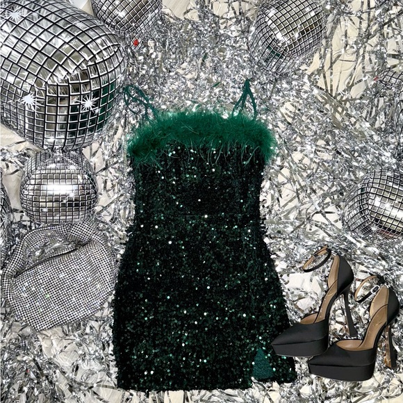Elegant Green Sequin Feather Dress - Picture 2 of 3